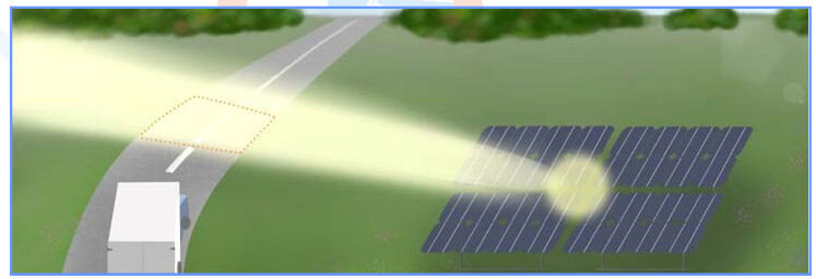 Ilustración de luz solar reflejada por módulos fotovoltaicos hacia una carretera con un vehículo.
